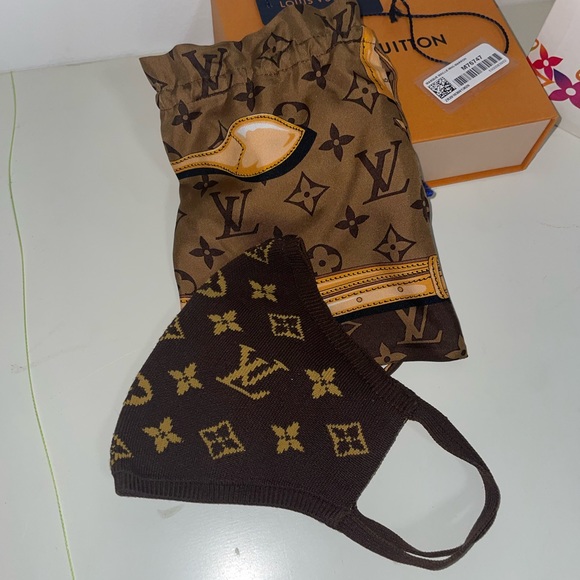 Louis Vuitton mask and silk bag - Picture 7 of 9